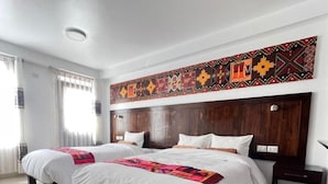 Une chambre d ’hôtel avec deux lits, une tête de lit en bois et une décoration murale.