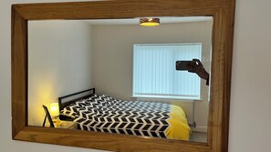 Iron/ironing board, WiFi, bed sheets - Cozy Newcastle Stay (Newcastle-under-Lyme)