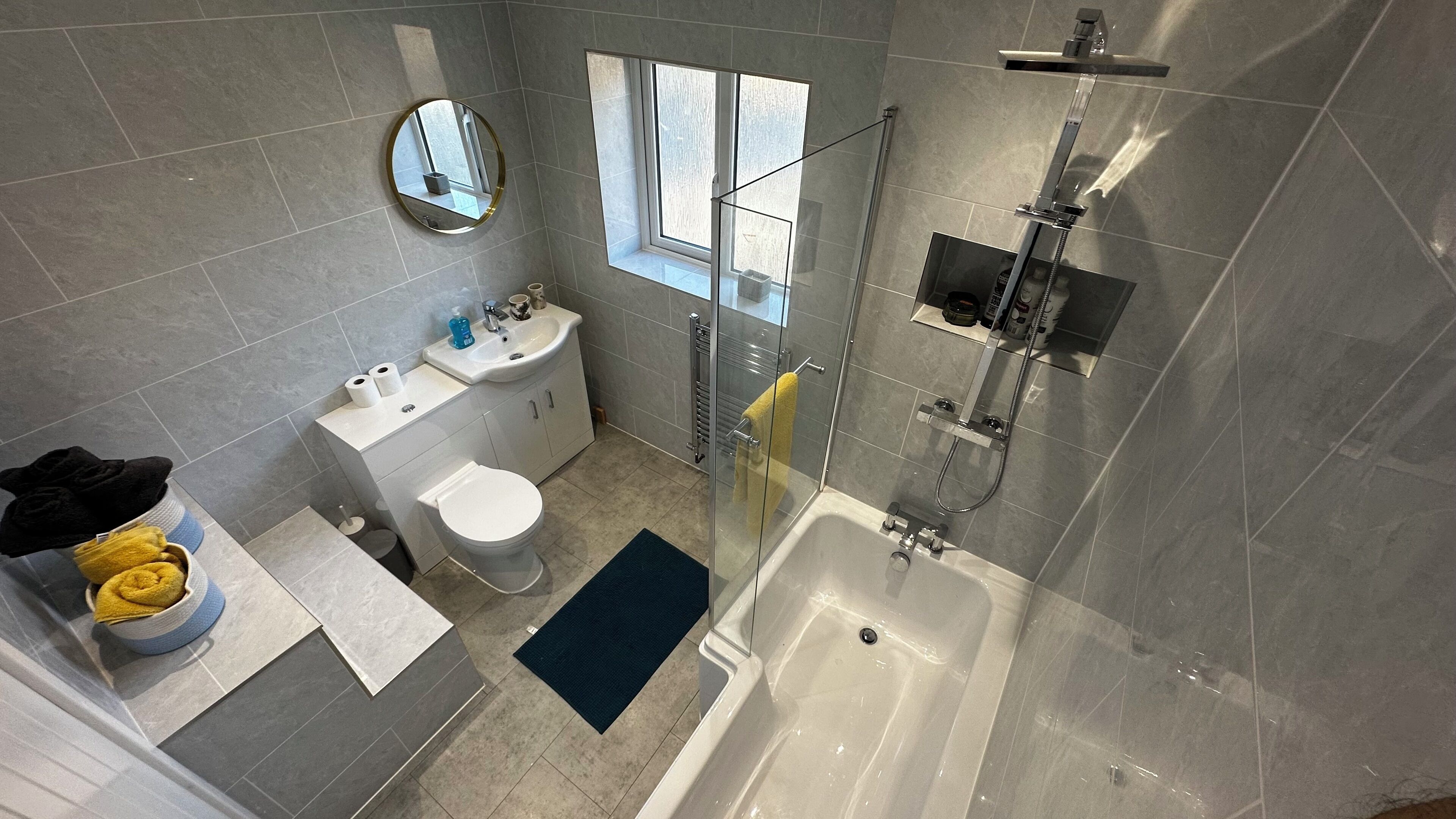 Ein modernes Badezimmer mit Toilette, Waschbecken und Badewanne.
