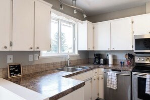 Private kitchen - Spacious Home!Quick Drive to Downtown!
Boat Parking available! (Kelowna)