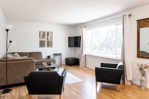 Living area - Spacious Home!Quick Drive to Downtown!
Boat Parking available! (Kelowna)