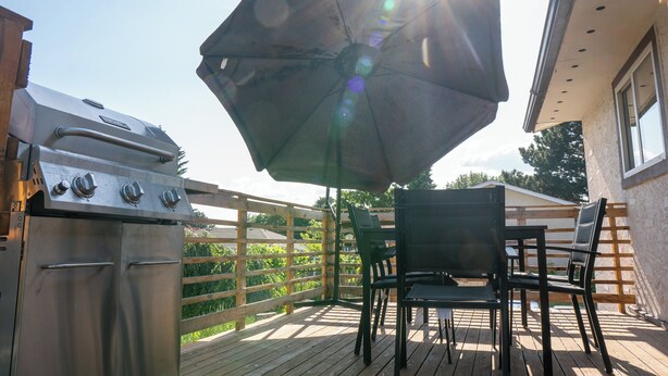 Outdoor dining - Spacious Home!Quick Drive to Downtown!
Boat Parking available! (Kelowna)