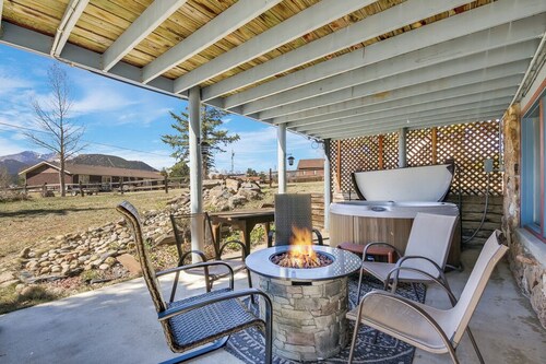Bluebird Cabin, 2.7 miles to downtown & 6.6 mile to RMNP, Hot Tub, Pet Friendly!