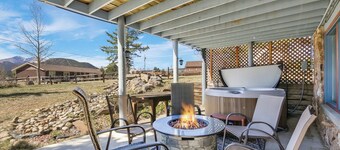 Bluebird Cabin, 2.7 miles to downtown & 6.6 mile to RMNP, Hot Tub, Pet Friendly!