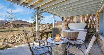 Bluebird Cabin, 2.7 miles to downtown & 6.6 mile to RMNP, Hot Tub, Pet Friendly!