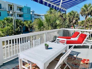 Outdoor dining - Sea Spot - Up! Beach access/Deck/Ocean view (Folly Beach)