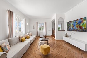 Televisión y chimenea 