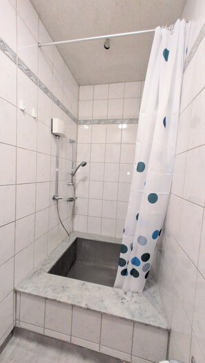 Regadera, toallas, papel de baño 