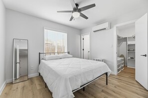 1 bedroom, iron/ironing board, Internet, bed sheets - Elegant 1BR Suite w/ Desk - Near Downtown & Deep Ellum - Fast WiFi (Dallas)