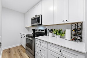 Private kitchen - Elegant 1BR Suite w/ Desk - Near Downtown & Deep Ellum - Fast WiFi (Dallas)