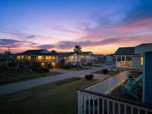 Property grounds - Cozy Cottage - Dog friendly, Near the Beach! (Galveston)