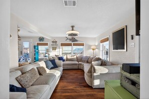 TV, books - Cozy Cottage - Dog friendly, Near the Beach! (Galveston)