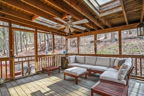 Smart TV, books - Hope's Haven: Hot Tub, River Access, Pet Friendly (Great Cacapon)