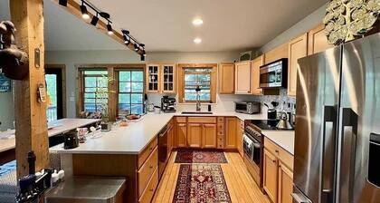 Crested Butte Downtown-Views- Hot Tub-Walk & Bike. Pet friendly. 2-Parking Spots