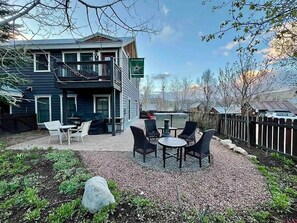Outdoor dining - Crested Butte Downtown-Views- Hot Tub-Walk & Bike. Pet friendly. 2-Parking Spots (Crested Butte)