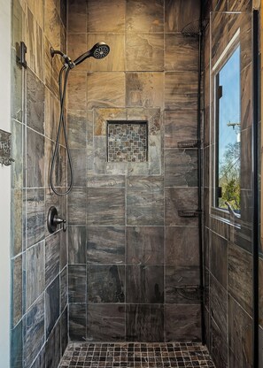 Shower, towels - Coconut Ridge Over Looking Center Hill (Smithville)