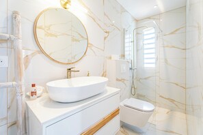 Douche, sèche-cheveux, serviettes fournies, savon