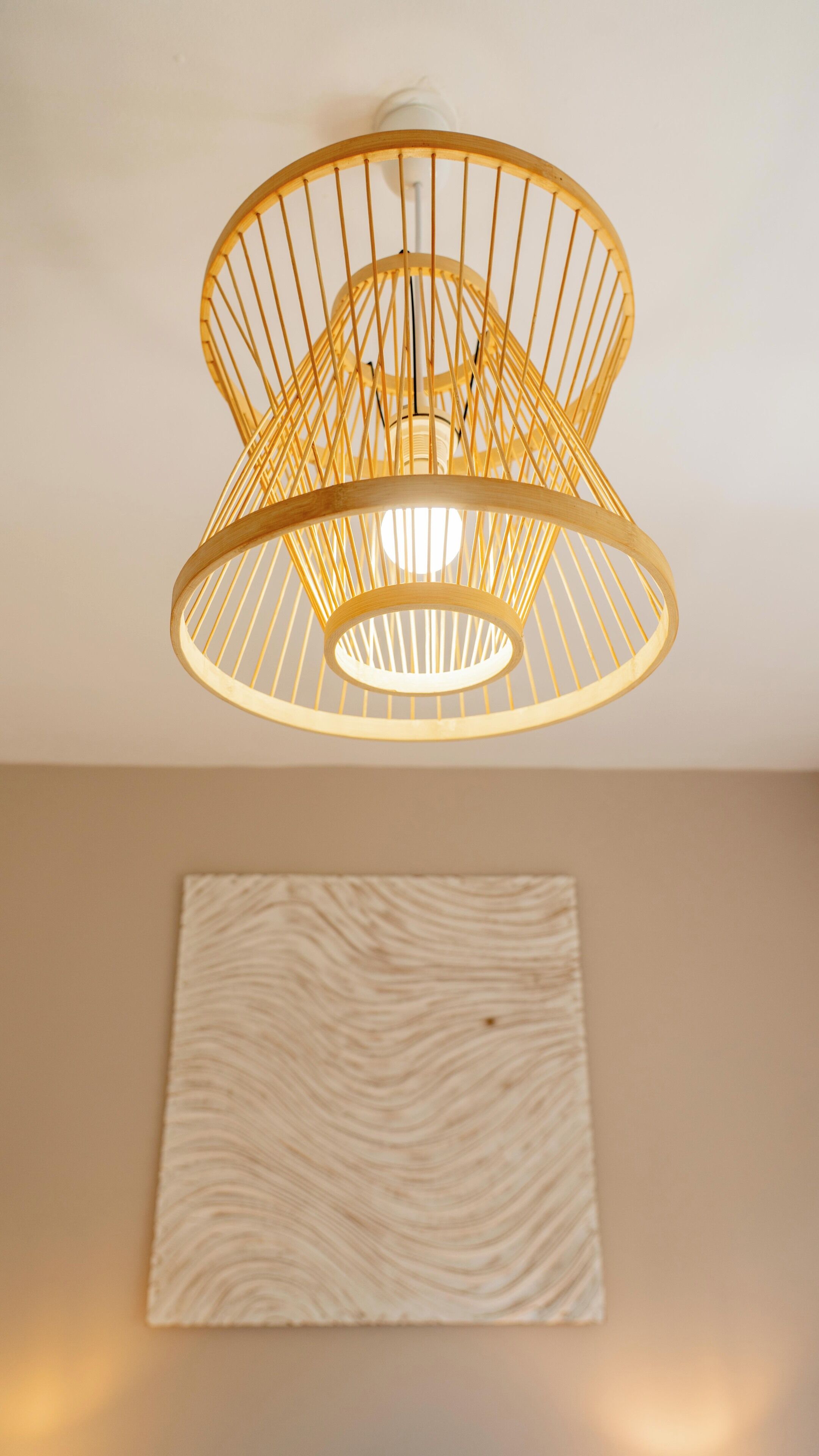 Un luminaire de plafond doté d’un cadre en bois et d’un design sphérique.