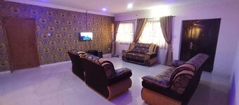 Perfect 3-bedroom bungalow very beautiful in the neighborhood.