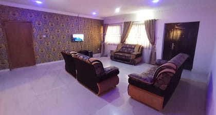 Perfect 3-bedroom bungalow very beautiful in the neighborhood.