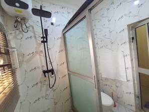 Shower, towels, soap, toilet paper - Perfect 3-bedroom bungalow very beautiful in the neighborhood. (Ibadan)