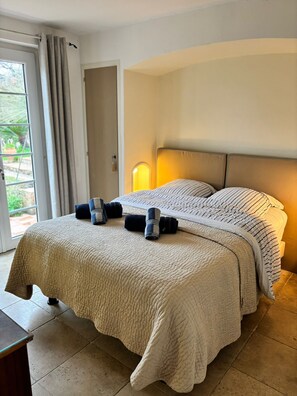 3 bedrooms, WiFi, bed sheets - Villa NAHEMA Swimming pool & 2 minutes from the beach and Port Grimaud, Golfe Saint Tropez (Grimaud)