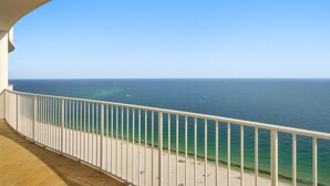 A balcony with a view of the sea and beach. - Turquoise C2509 (Orange Beach)