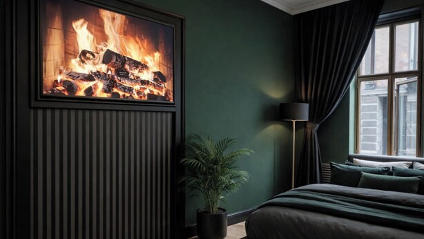 Ein modernes Schlafzimmer mit großem Kamin in einem Rahmen, einer Topfpflanze und Blick auf die Stadt durch ein Fenster.