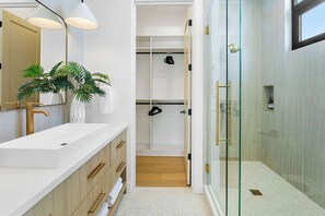 Doccia, asciugacapelli, asciugamani, shampoo