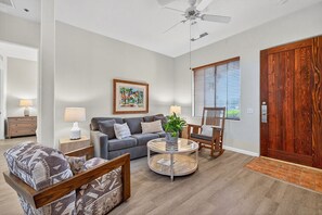Smart TV, fireplace, offices - CLR112 Modern 1BD La Quinta Gem, Walk to Old Town! (La Quinta)