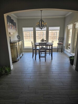 Dining - Your home away from home in charming Saginaw (Saginaw)