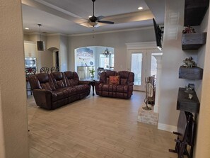 Smart TV - Your home away from home in charming Saginaw (Saginaw)