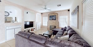 Living area - Spacious 6-bedroom house in lovely Las Vegas with Pool, Spa and Billiards (Las Vegas)