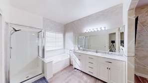 Shower, hair dryer, towels, soap - Spacious 6-bedroom house in lovely Las Vegas with Pool, Spa and Billiards (Las Vegas)