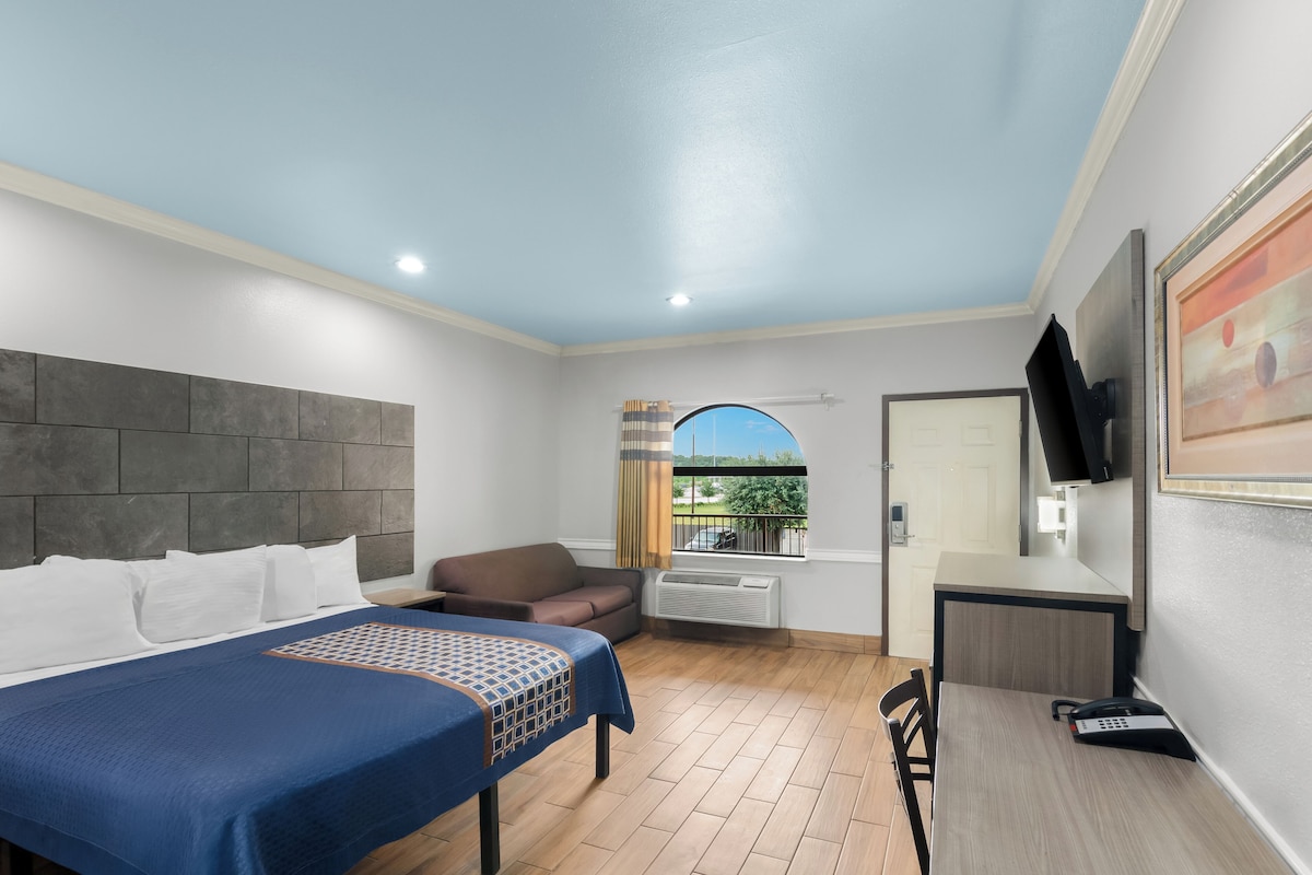 Laptop workspace, free WiFi, bed sheets