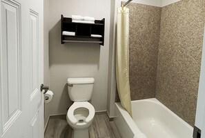 Bathroom - Downtowner Inns & Suites (Humble)