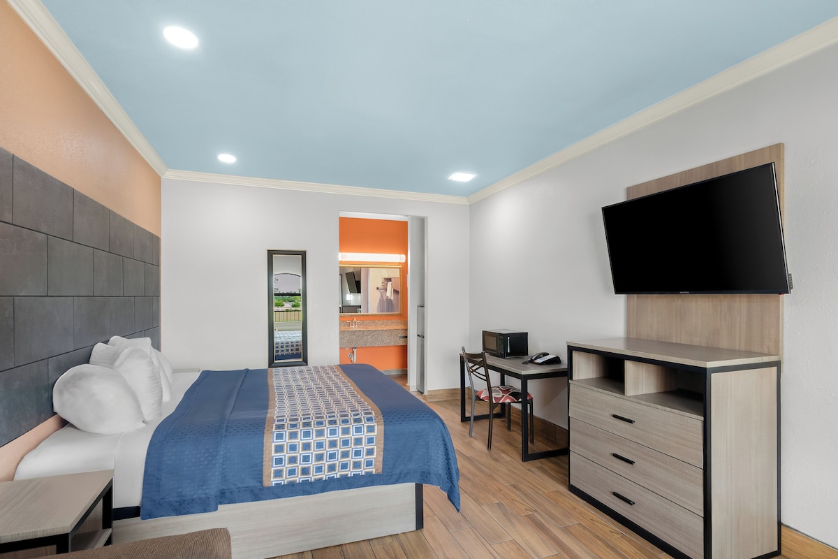 Laptop workspace, free WiFi, bed sheets