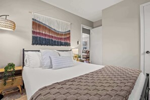 4 bedrooms, desk, iron/ironing board, travel cot - 3 min to Zoo - Game Room - Fire Pit - Pets - Yard (Milwaukee)