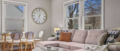 Televisión, futbolito y oficina