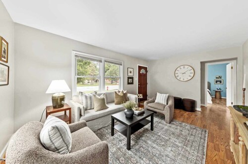 10min to DT - Game Room - Fire Pit - Pets - Yard