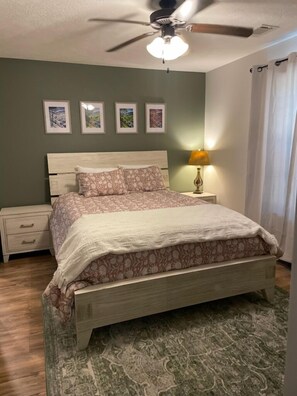 2 عدّة غرف نوم ومكواة/لوح كي وواي فاي وملاءات أسرّة