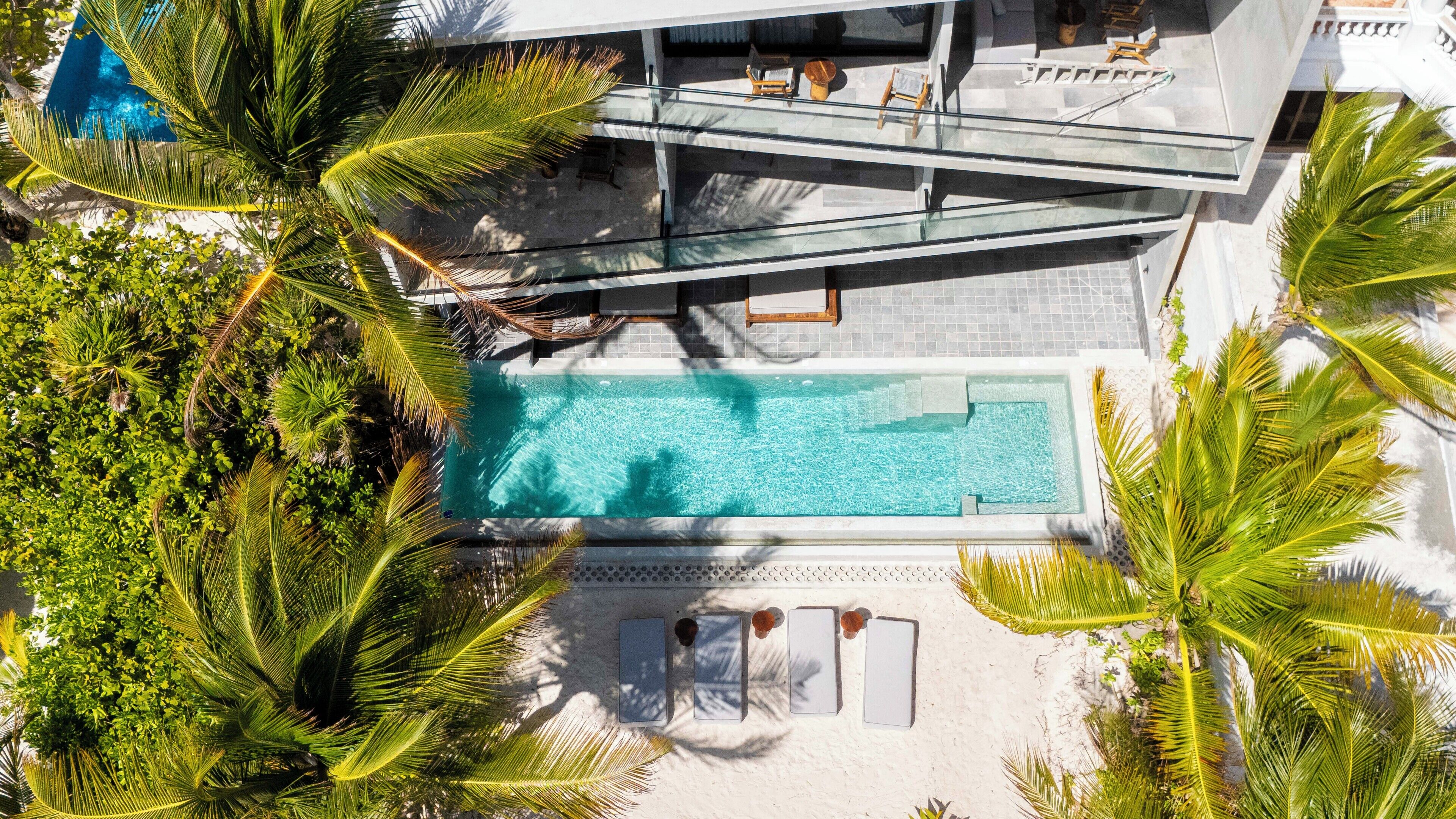 Una piscina al aire libre