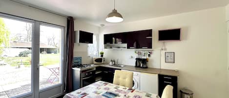 Réfrigérateur, four à micro-ondes, un four, surface de cuisson