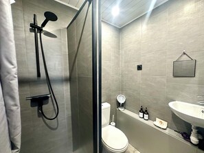 Dusche, Haartrockner, Handtücher