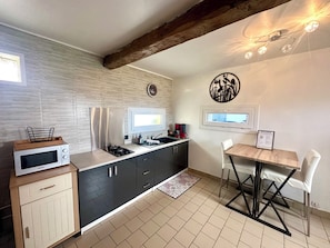 Geladeira, micro-ondas, cooktop, cafeteira/chaleira