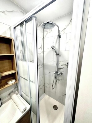 Shower, hair dryer, towels - Au P'tit Somme-Équipement bébé-Famille-15min Plage (Nouvion)
