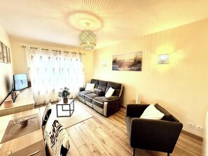 TV, books - Au P'tit Somme-Équipement bébé-Famille-15min Plage (Nouvion)