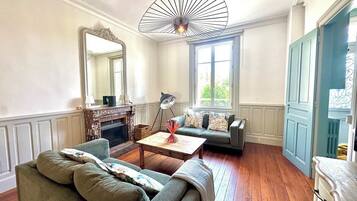 Télévision, cheminée, table de tennis de table, livres