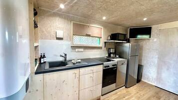 Een koelkast, een microgolfoven, een oven, een kookplaat