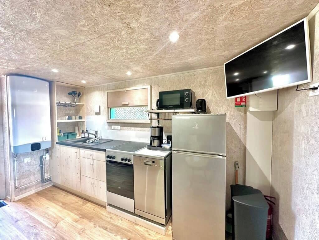 Réfrigérateur, micro-ondes, four, plaque de cuisson